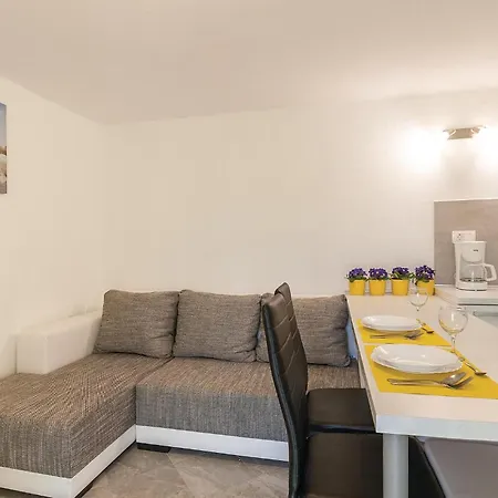 In With Kitchen Apartment Pula