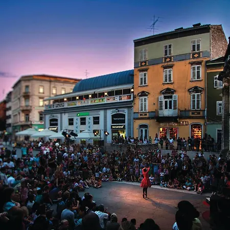 1 Bedroom Awesome In Appartement